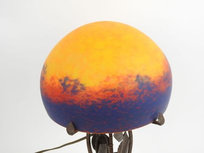 P. CRESPIN (XXe).
Lampe, le pied en fer forgé...