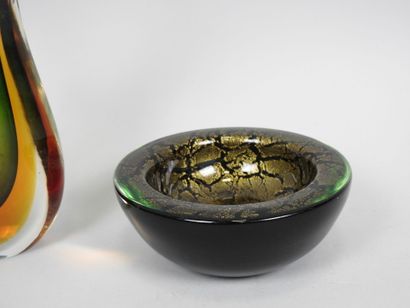 MURANO, XXe.
Vase en verre teinté vert et...