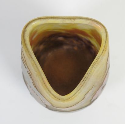 DAUM NANCY.
Vase sur petit pied et col triangulaire...