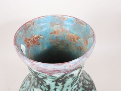 Vase en céramique de forme balustre avec...