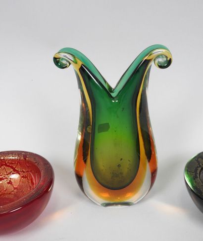 MURANO, XXe.
Vase en verre teinté vert et...