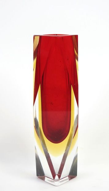 MURANO, XXe.
Vase en verre à pans coupé teinté...