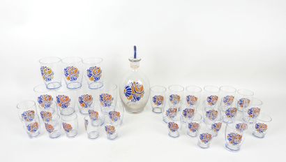 Partie de service en verre à décors peints...