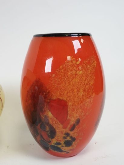 Lot comprenant :
- JOMA. Vase en verre teinté...