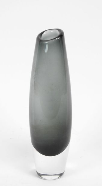 Vase en verre et verre teinté noir.
Travail...
