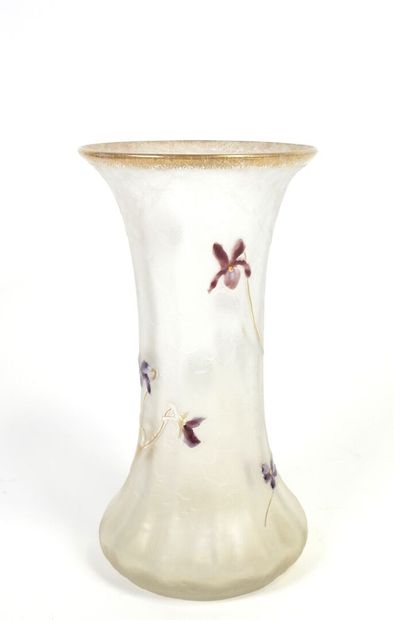 MONTJOYE.
Vase cornet en verre travaillé...
