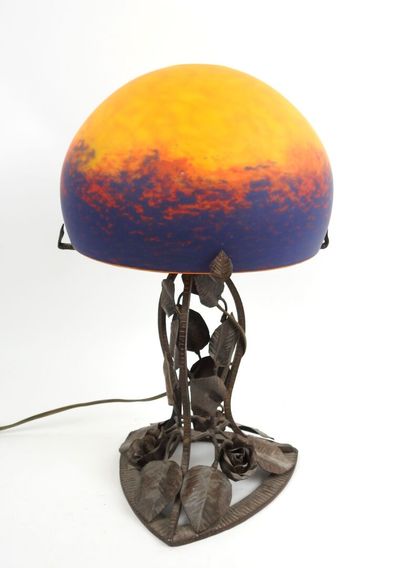P. CRESPIN (XXe).
Lampe, le pied en fer forgé...