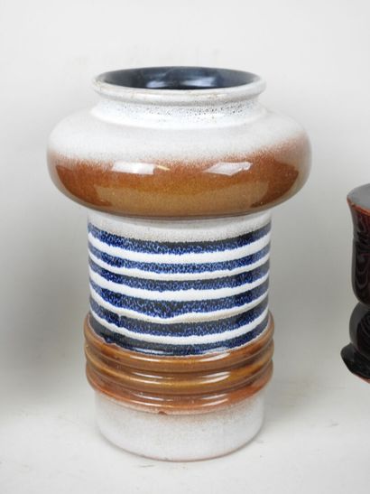 VALLAURIS.
Paire de candélabres à trois lumières...