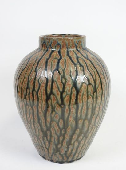 Vase en céramique à décor de coulures émaillé...