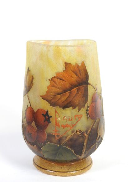 DAUM NANCY.
Vase sur petit pied et col triangulaire...