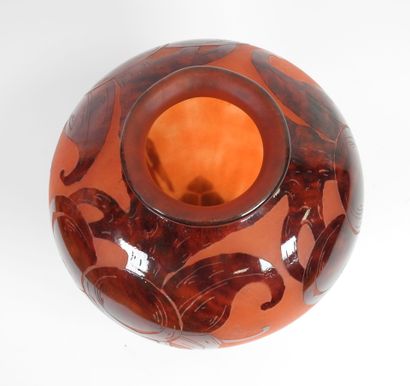 LE VERRE FRANÇAIS.
Vase ovoïde sur pied en...