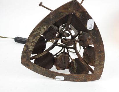 P. CRESPIN (XXe).
Lampe, le pied en fer forgé...