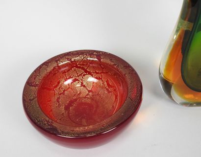 MURANO, XXe.
Vase en verre teinté vert et...
