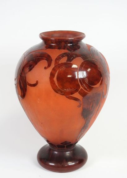 LE VERRE FRANÇAIS.
Vase ovoïde sur pied en...