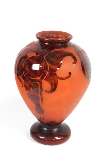 LE VERRE FRANÇAIS.
Vase ovoïde sur pied en...