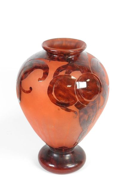 LE VERRE FRANÇAIS.
Vase ovoïde sur pied en...