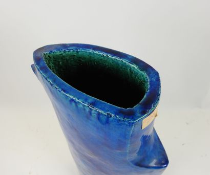 Vase en céramique à glaçure bleue en forme...