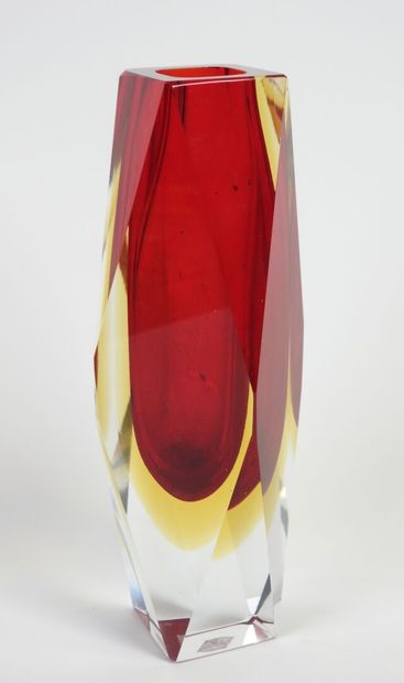 MURANO, XXe.
Vase en verre à pans coupé teinté...