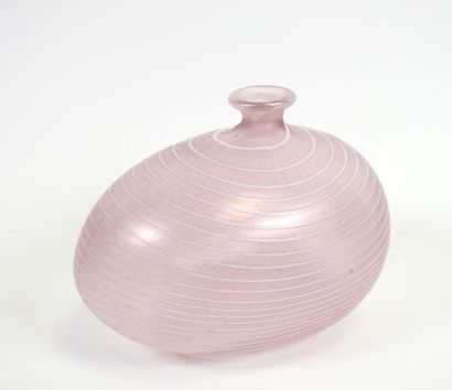 y
Bertil VALLIEN (1938-2018) pour KOSTA BODA.
Vase...