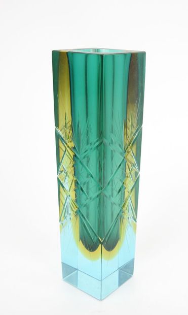 MURANO, XXe.
Vase rectangulaire modèle 
