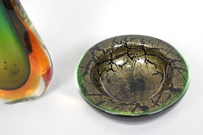 MURANO, XXe.
Vase en verre teinté vert et...