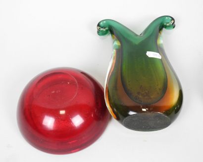 MURANO, XXe.
Vase en verre teinté vert et...