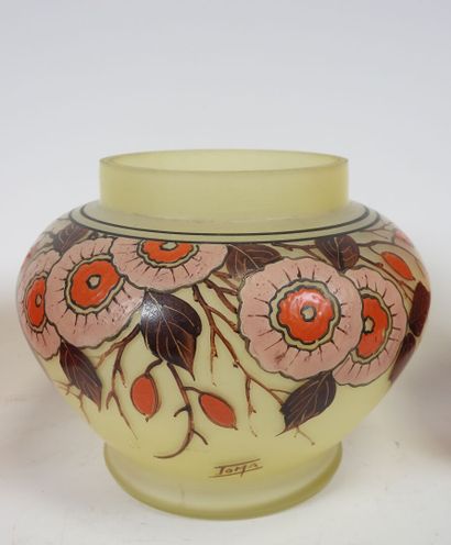 Lot comprenant :
- JOMA. Vase en verre teinté...