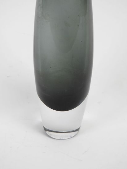 Vase en verre et verre teinté noir.
Travail...