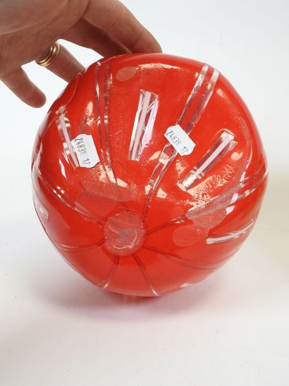 Lot comprenant :
- JOMA. Vase en verre teinté...