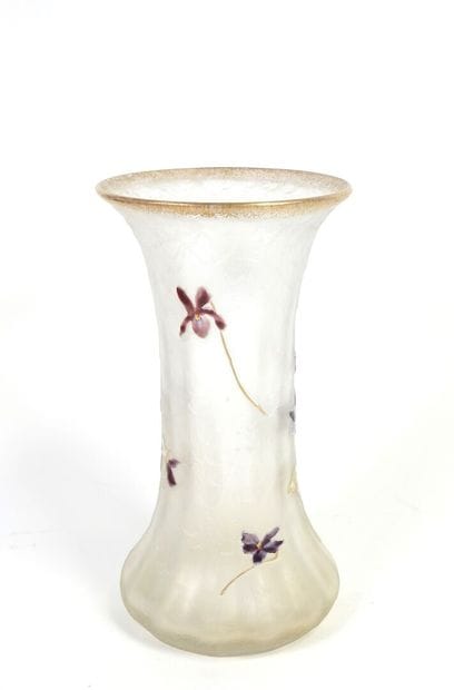 MONTJOYE.
Vase cornet en verre travaillé...
