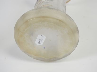 MONTJOYE.
Vase cornet en verre travaillé...