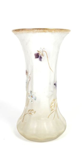 MONTJOYE.
Vase cornet en verre travaillé...