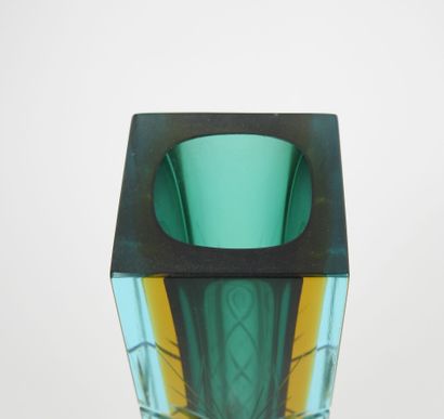 MURANO, XXe.
Vase rectangulaire modèle 