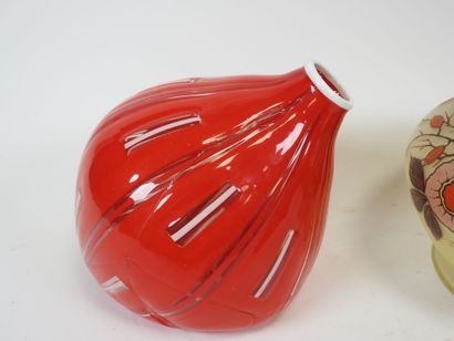 Lot comprenant :
- JOMA. Vase en verre teinté...