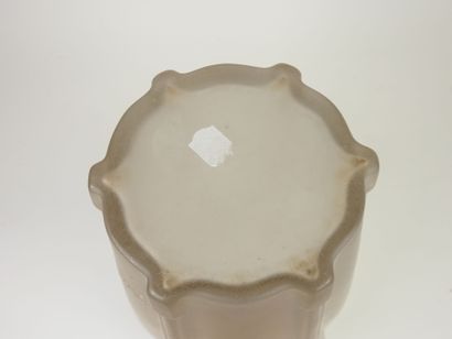 ETLING.
Grand vase en verre moulé opalescent...