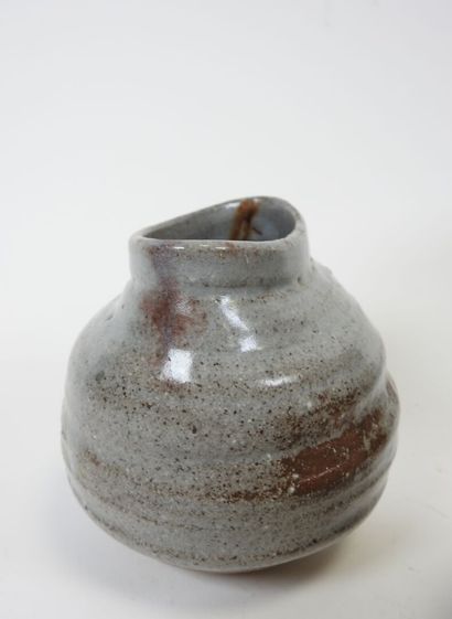 Lot de quatre vases en grès et faïence.
Travail...