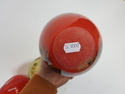Lot comprenant :
- JOMA. Vase en verre teinté...