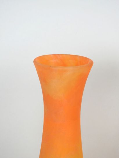 RICHARD.
Paire de vases de forme balustre...