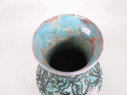 Vase en céramique de forme balustre avec...