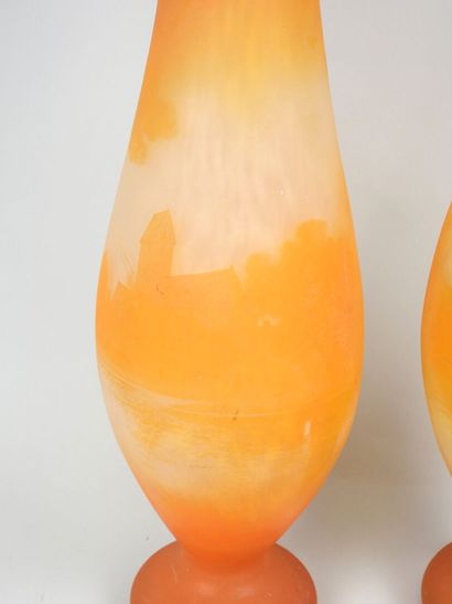 RICHARD.
Paire de vases de forme balustre...