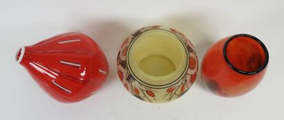 Lot comprenant :
- JOMA. Vase en verre teinté...