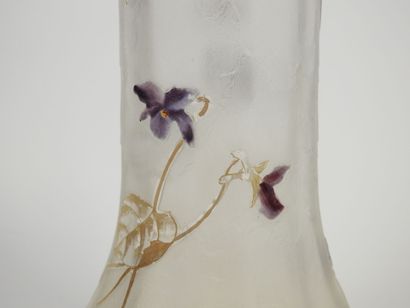 MONTJOYE.
Vase cornet en verre travaillé...