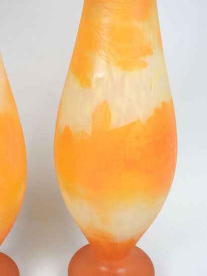 RICHARD.
Paire de vases de forme balustre...