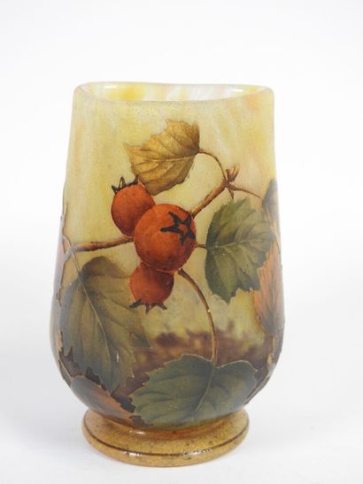 DAUM NANCY.
Vase sur petit pied et col triangulaire...