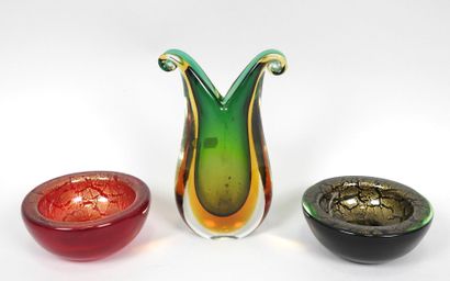 MURANO, XXe.
Vase en verre teinté vert et...