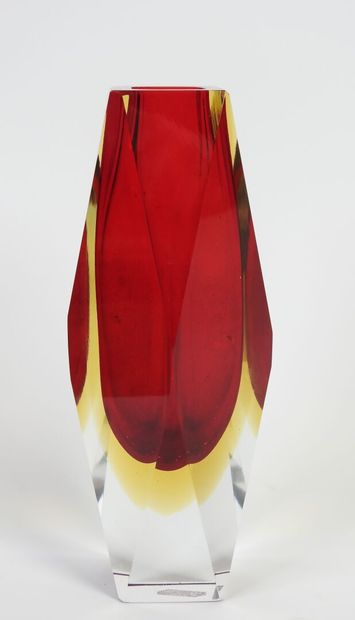 MURANO, XXe.
Vase en verre à pans coupé teinté...