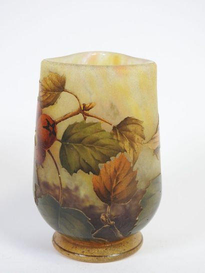 DAUM NANCY.
Vase sur petit pied et col triangulaire...
