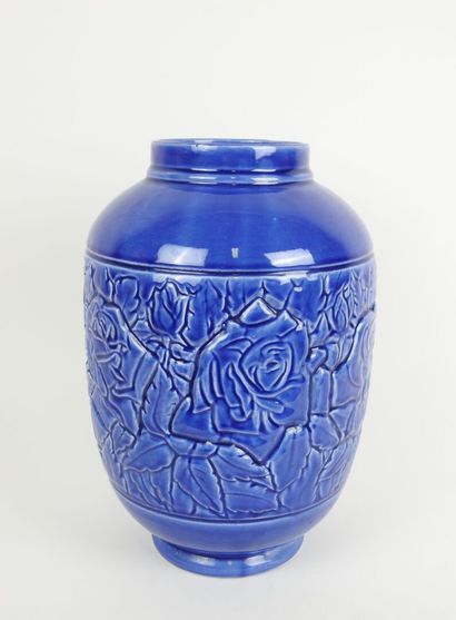 SAINT CLÉMENT.
Vase de forme ovoïde en faïence...