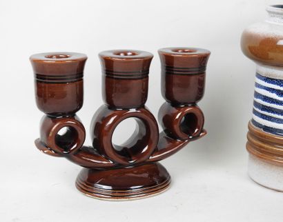 VALLAURIS.
Paire de candélabres à trois lumières...