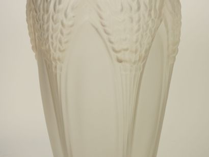ETLING.
Grand vase en verre moulé opalescent...